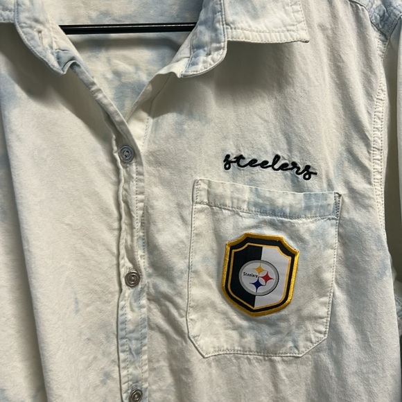 WEAR by Erin Andrews Women's Pittsburgh Steelers Chambray Acid Wash Button Up - Picture 9 of 10